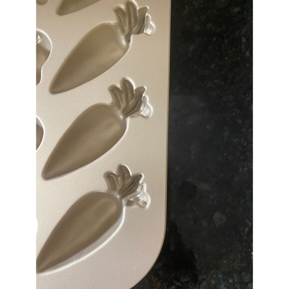 Nordic Ware "Garden Patch Cakelets" Baking Mold- Carrots, Peas, Radishes - Picture 2 of 9